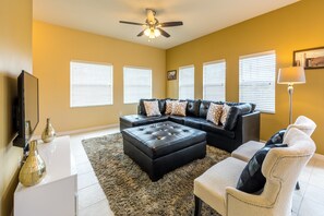 House, 4 Bedrooms | Living area