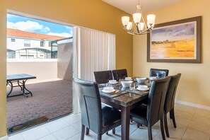 House, 4 Bedrooms | In-room dining