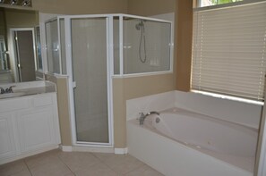 House, 4 Bedrooms | Bathroom