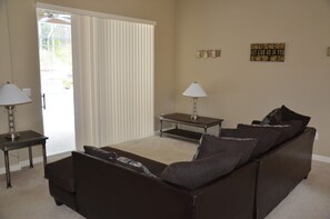 House, 4 Bedrooms | Living area