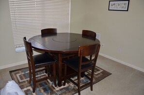 House, 4 Bedrooms | In-room dining