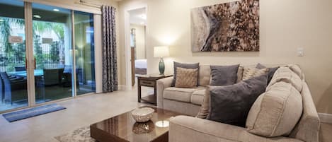 House, 6 Bedrooms | Living area