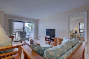Condo, 2 Bedrooms | Living area