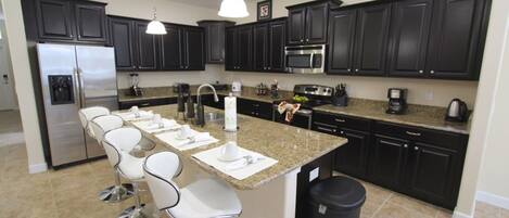 House, 6 Bedrooms | Private kitchen