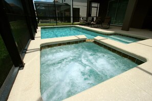 House, 6 Bedrooms | Indoor spa tub