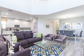 House, 5 Bedrooms | Living area