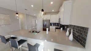 Casa, várias camas | Cozinha privada | Geladeira, micro-ondas, cooktop, lava-louças