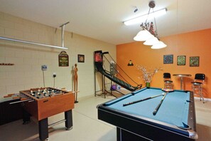 House, 6 Bedrooms | Games room