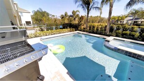 Piscina com churrasqueira e hidromassagem.