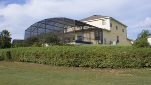 A house with a large glass structure on the side. - Highlands Reserve Golf & Country Club 533 (Davenport)
