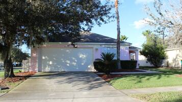 House, 4 Bedrooms | Front of property