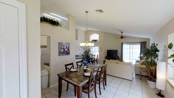 House, 4 Bedrooms | In-room dining