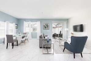 House, 5 Bedrooms | Living area