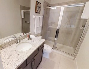 Casa, varias camas | Baño | Secadora de cabello y toallas 