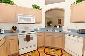 House, 4 Bedrooms | Private kitchen