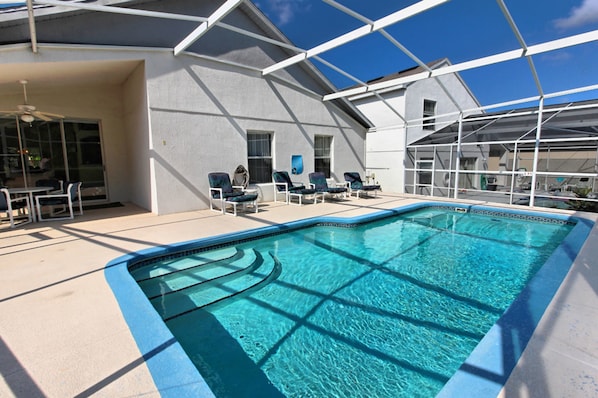 Ferienhaus, 4 Schlafzimmer | Innenpool | Außenpool, Liegestühle