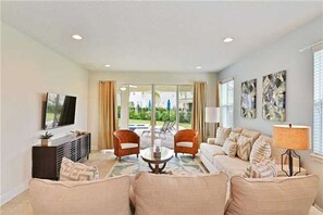 独立别墅, 多张床 | 起居区 | 平板电视