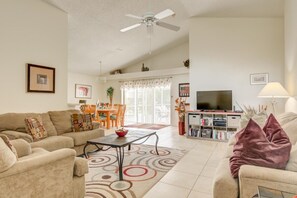 House, 3 Bedrooms | Living area | Flat-screen TV, DVD player, books - Creekside 4321 (Kissimmee)