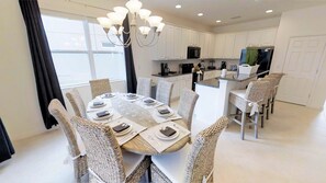 House, Multiple Beds | In-room dining