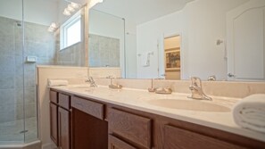 House, 6 Bedrooms | Bathroom sink