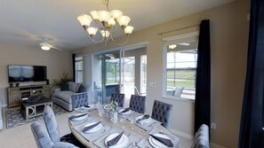 Talo, useita sänkyjä | Ruokailu omassa huoneessa