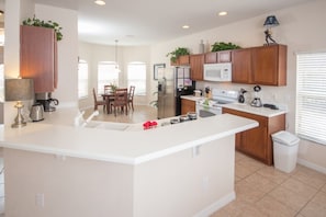 House, 4 Bedrooms | Private kitchen