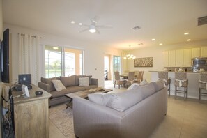 Talo, useita sänkyjä | Oleskelualue | Televisio, videopelikonsoli