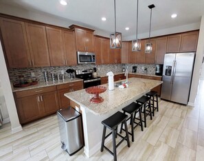 House, 6 Bedrooms | Private kitchen | Microwave, oven, stovetop, dishwasher - Storey Lake 4764 (Kissimmee)