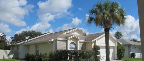 Casa, 3 habitaciones | Vista frontal de la propiedad