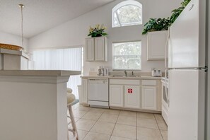 House, 3 Bedrooms | Private kitchen