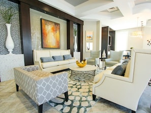 House, 6 Bedrooms | Living area