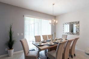 House, 6 Bedrooms | In-room dining