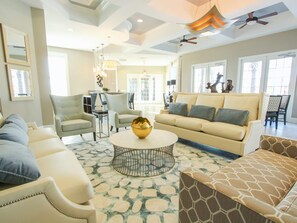 House, 6 Bedrooms | Living area