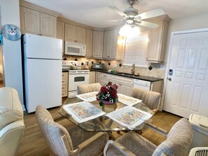 Condo, 1 habitación | Cocina privada | Microondas, lavavajillas, tostadora y licuadora 