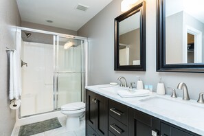 Villa, 5 Bedrooms | Bathroom | Towels