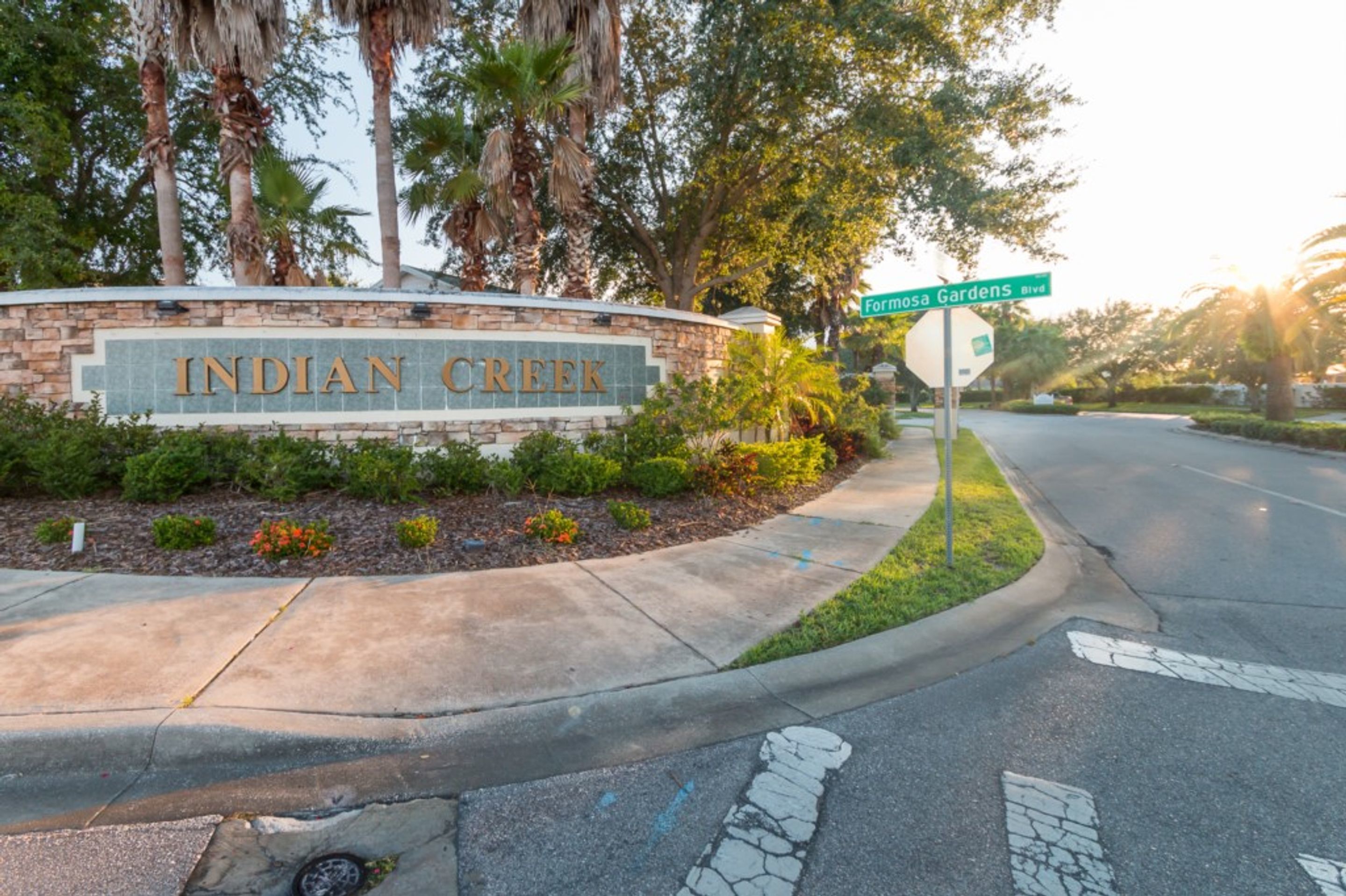 Señal de calle para Indian Creek y el bulevar Formosa Gardens.