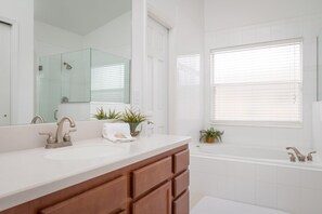 House, 4 Bedrooms | Bathroom | Hair dryer, towels