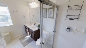 Townhome, 4 Bedrooms | Bathroom | Hair dryer, towels