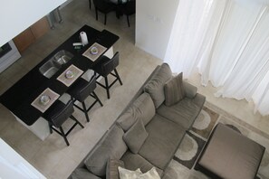 House, 5 Bedrooms | Living area