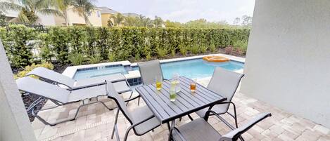 Una piscina al aire libre