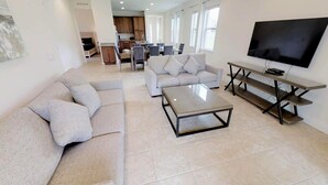 Een moderne woonkamer met een bank, een salontafel en een tv-meubel.