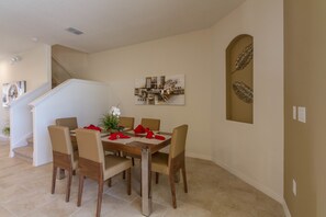 Casa geminada, 4 quartos | Opções para refeição no quarto