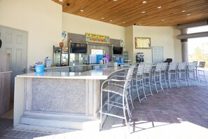Casa, 6 quartos | Bar à beira da piscina