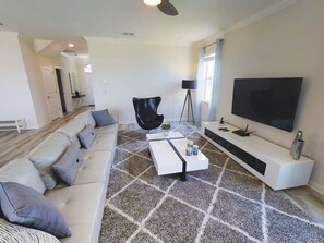 Maison, 6 chambres | Coin séjour | Télévision à écran plat