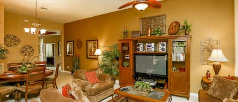 House, 4 Bedrooms | Living area
