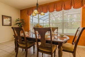 House, 6 Bedrooms | In-room dining