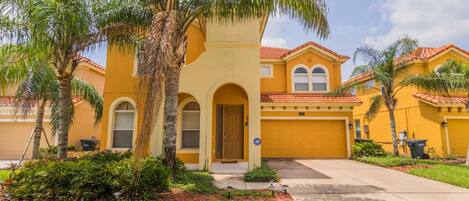 Casa, 6 habitaciones | Vista frontal de la propiedad