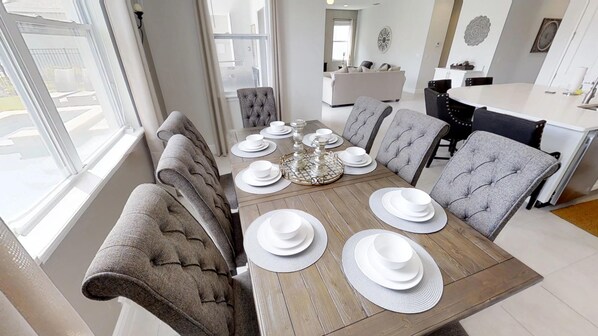 House, 5 Bedrooms | In-room dining