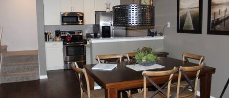 Townhouse, 3 soverom | Spiseområde på rommet