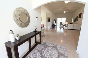 House, 4 Bedrooms | Living area